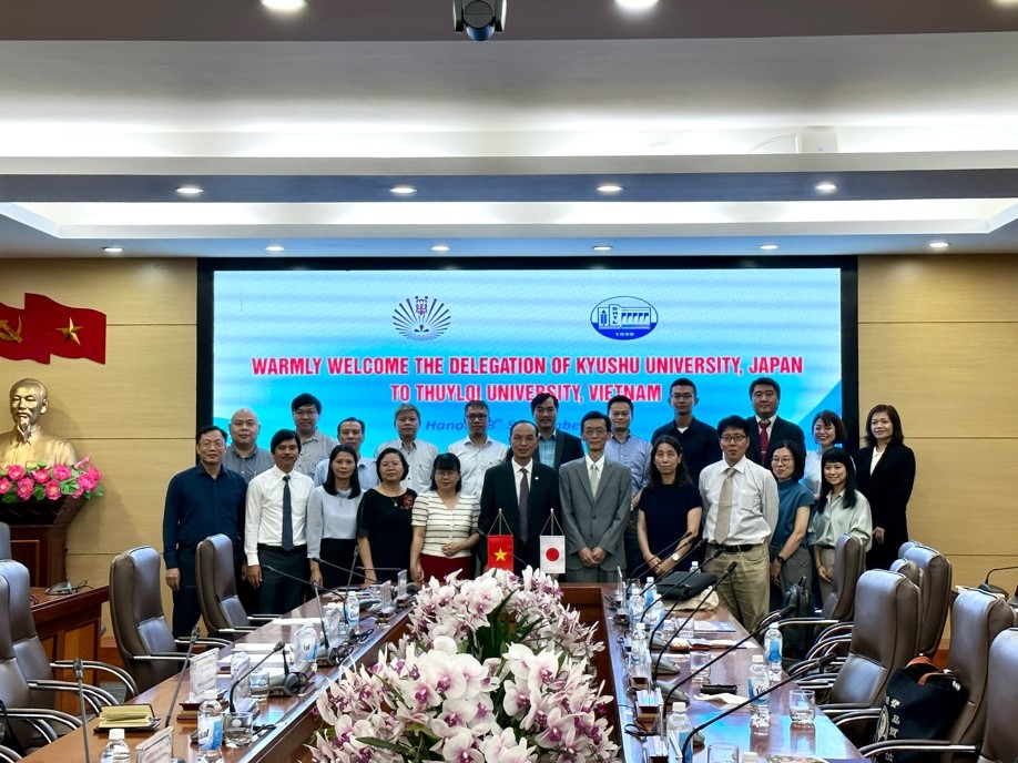 写真10. テュイロイ大学訪問