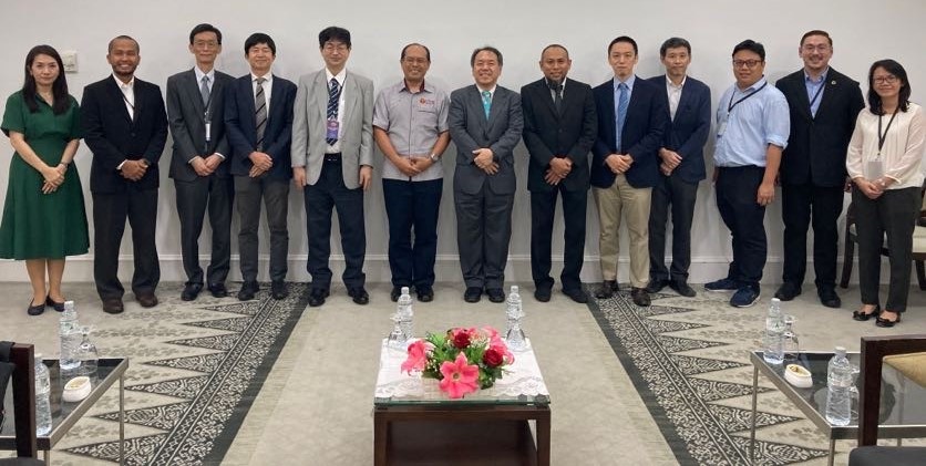 Group photo with special guests from Embassy of Japan in Malaysia, JICA Malaysia Office, Malaysia Japan International Institute of Technology (MJIIT), Universiti Malaysia Sabah (UMS)