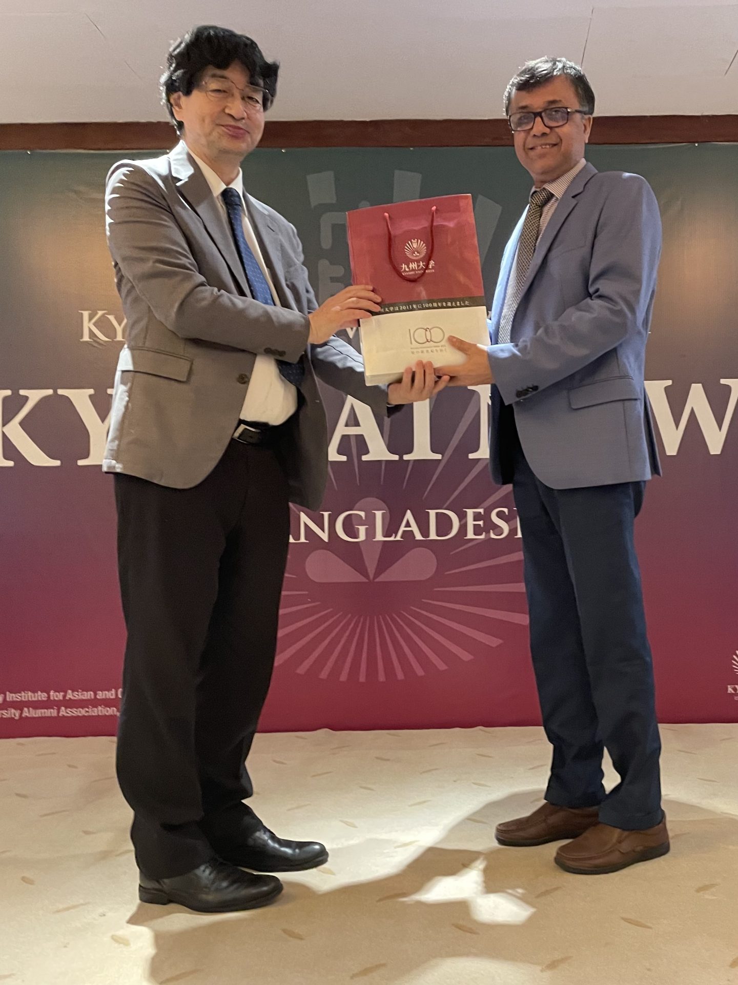 原田明副学長とダッカ大学工学部学部長のハフィズ・ハサン・バブ教授