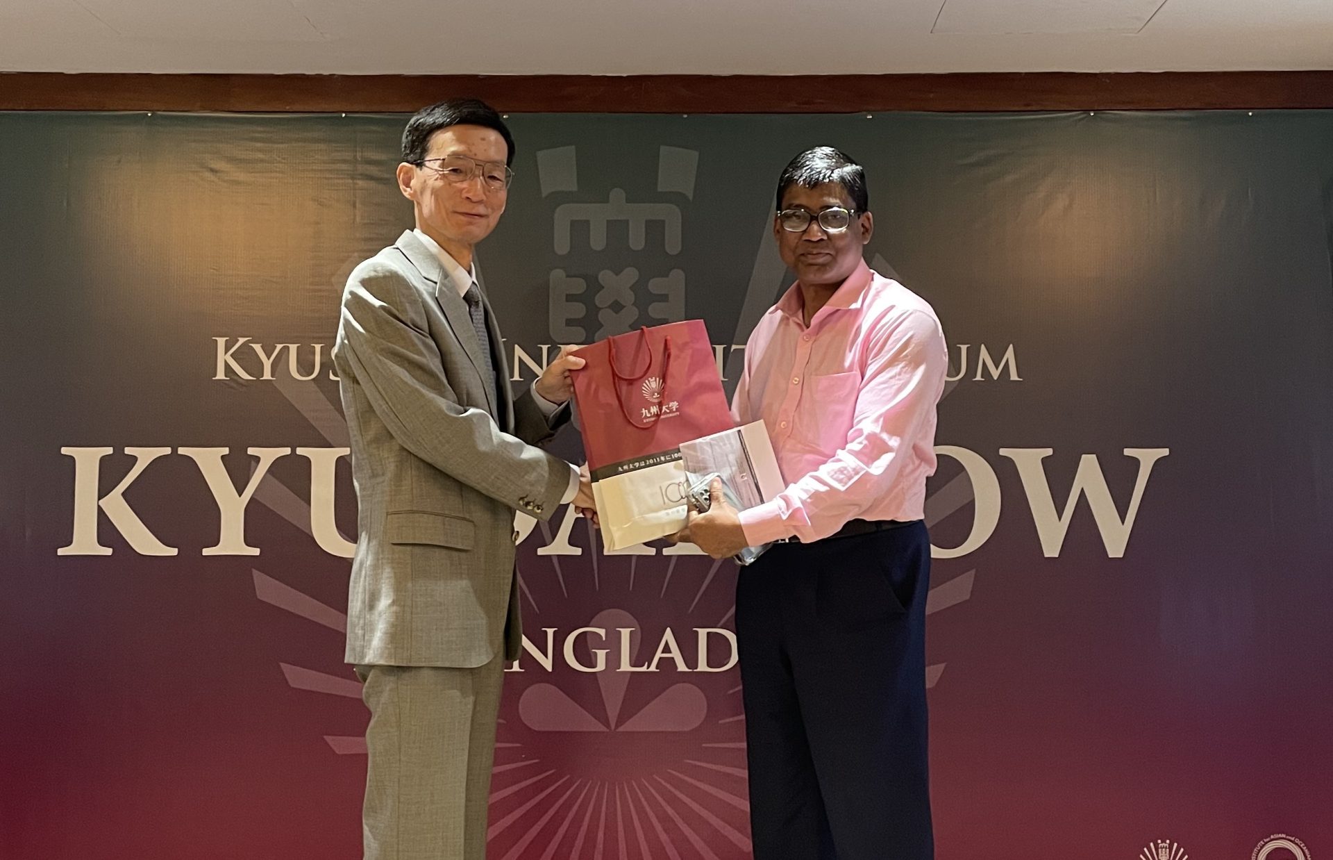 清水周次副理事とバングラデシュ化学産業研究評議会会長　アフタブ・アリ・シャイク教授