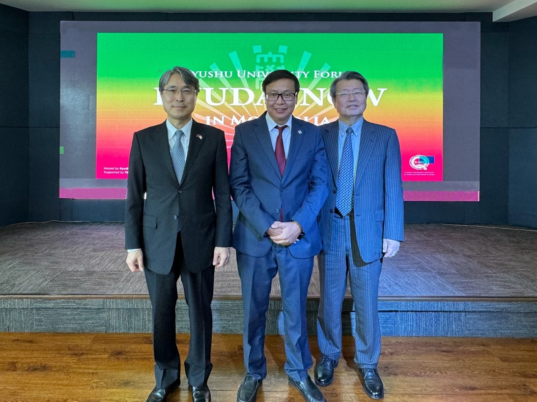 写真1. 左から井川原駐モンゴル特命全権大使、モンゴル国教育大臣Naranbayar Purevsuren博士、本学石橋総長