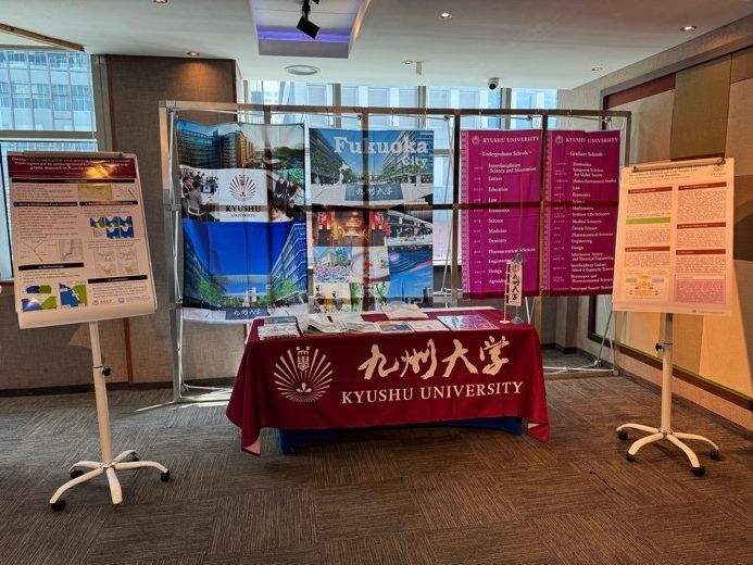 写真3-2. シンポジウムの様子と本学情報発信のためのブース