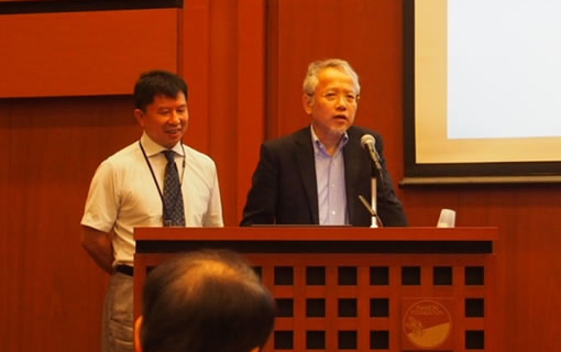 文化変動クラスター 久保 智之クラスター長（右） 文化変動クラスター招待講演者 Yingfu Li氏（左）