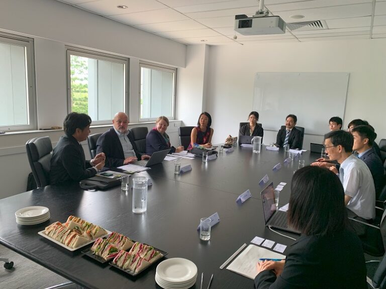 学部長代行のAleksander Rakic教授（クイーンズランド大学）らによるエンジニアリングディスカッション