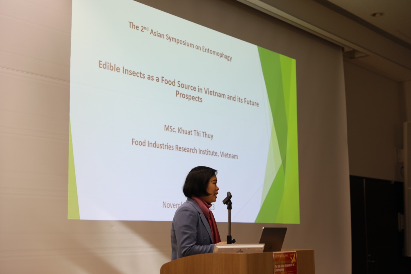 写真5. ベトナム国立食品産業研究所のKhuat Thi Thuy上級研究員による講演