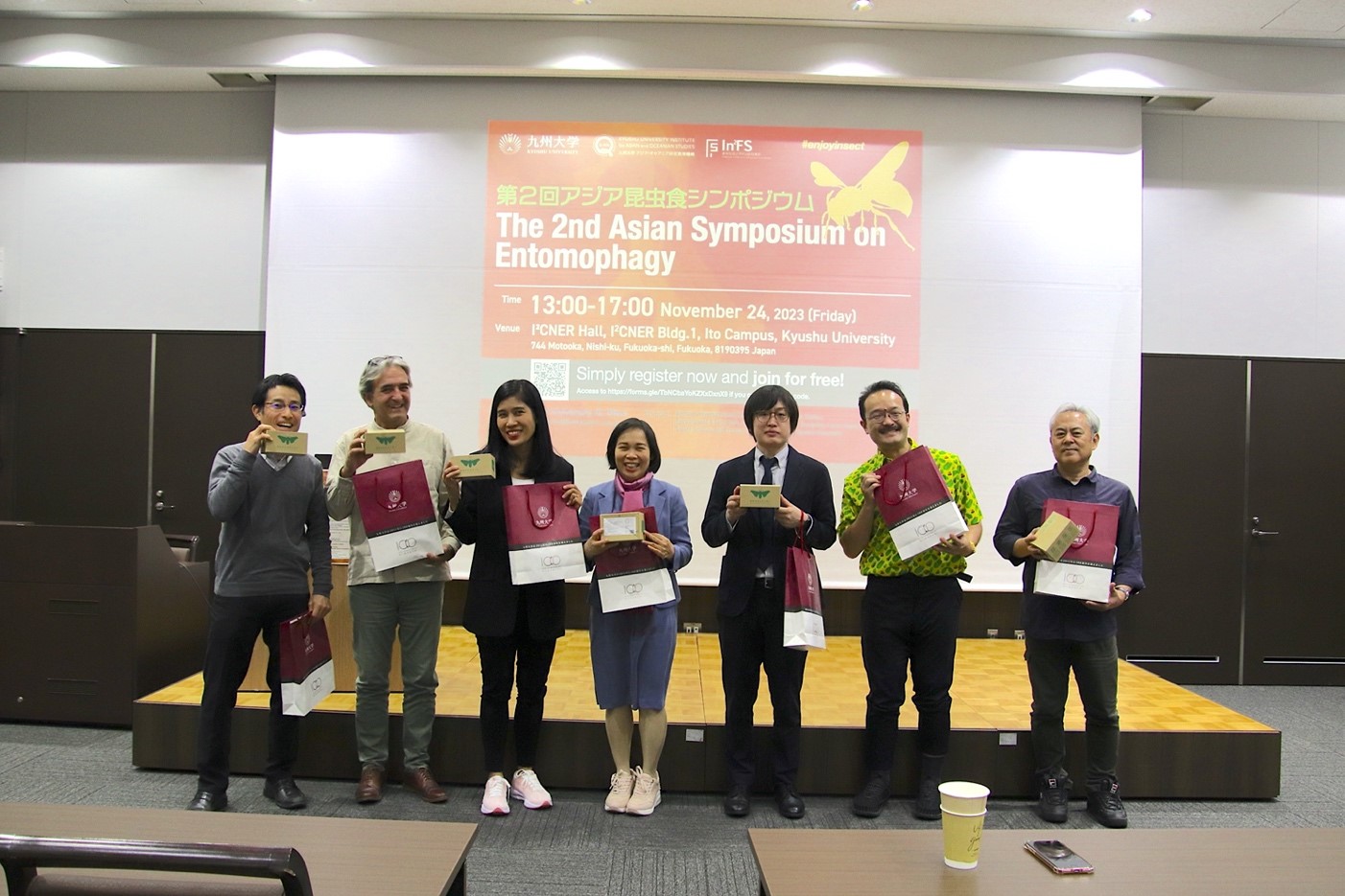 写真14. 九州大学昆虫食カイコクッキーを含めた記念品を招待講演者へ贈呈