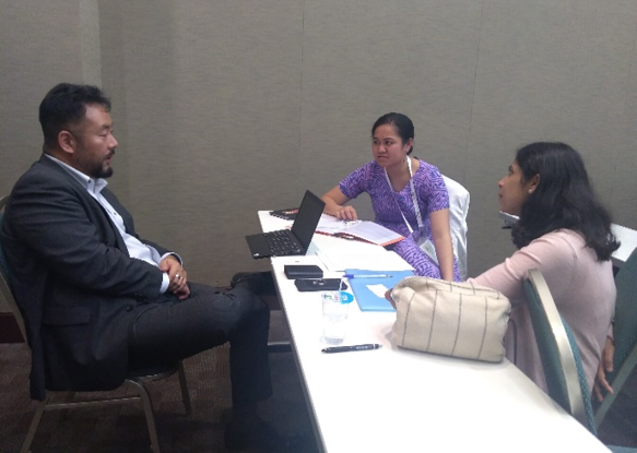 アジアの若手研究者たちに研究指導する エイジングモジュール代表・肥後教授（本学）