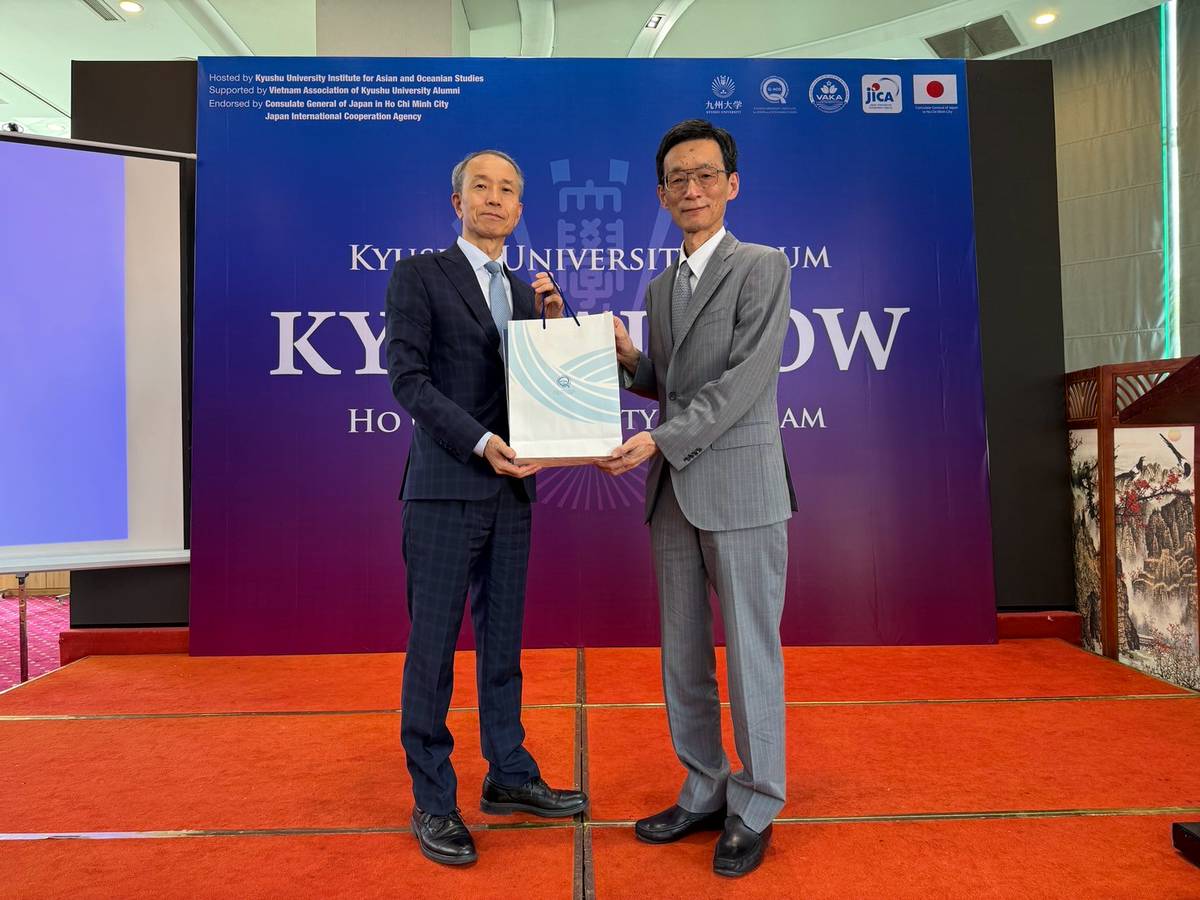 小野益央総領事への記念品贈呈