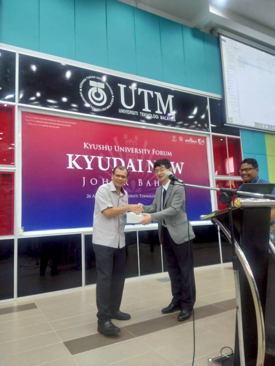 マレーシア工科大学への記念品贈呈