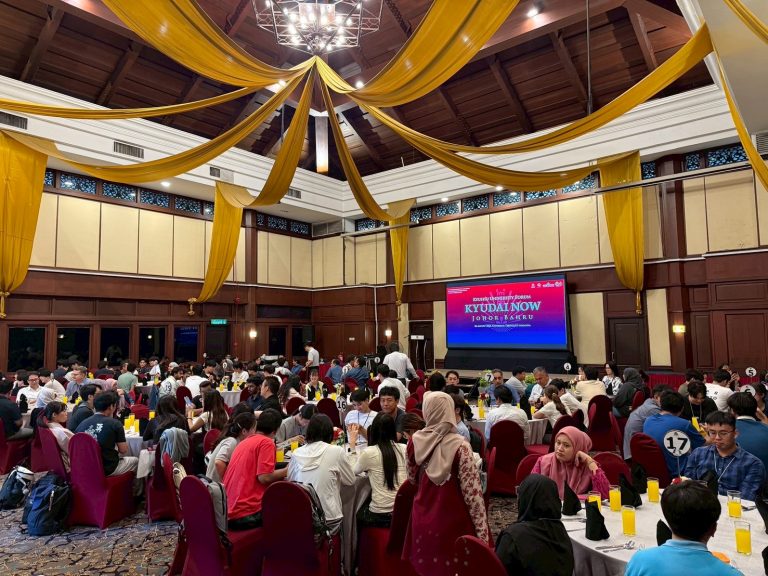 懇親会場での交流