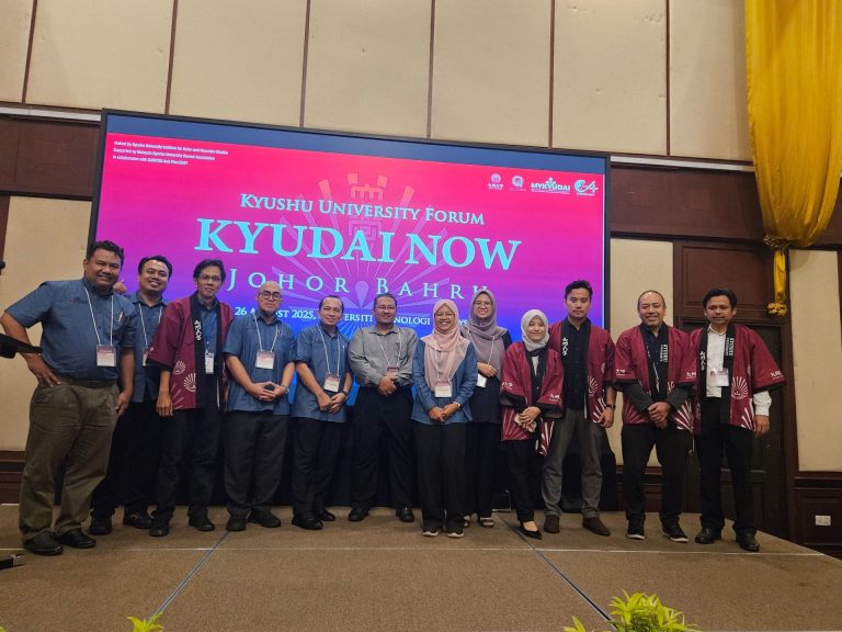 懇親会場での交流（マレーシア九大同窓会メンバー）