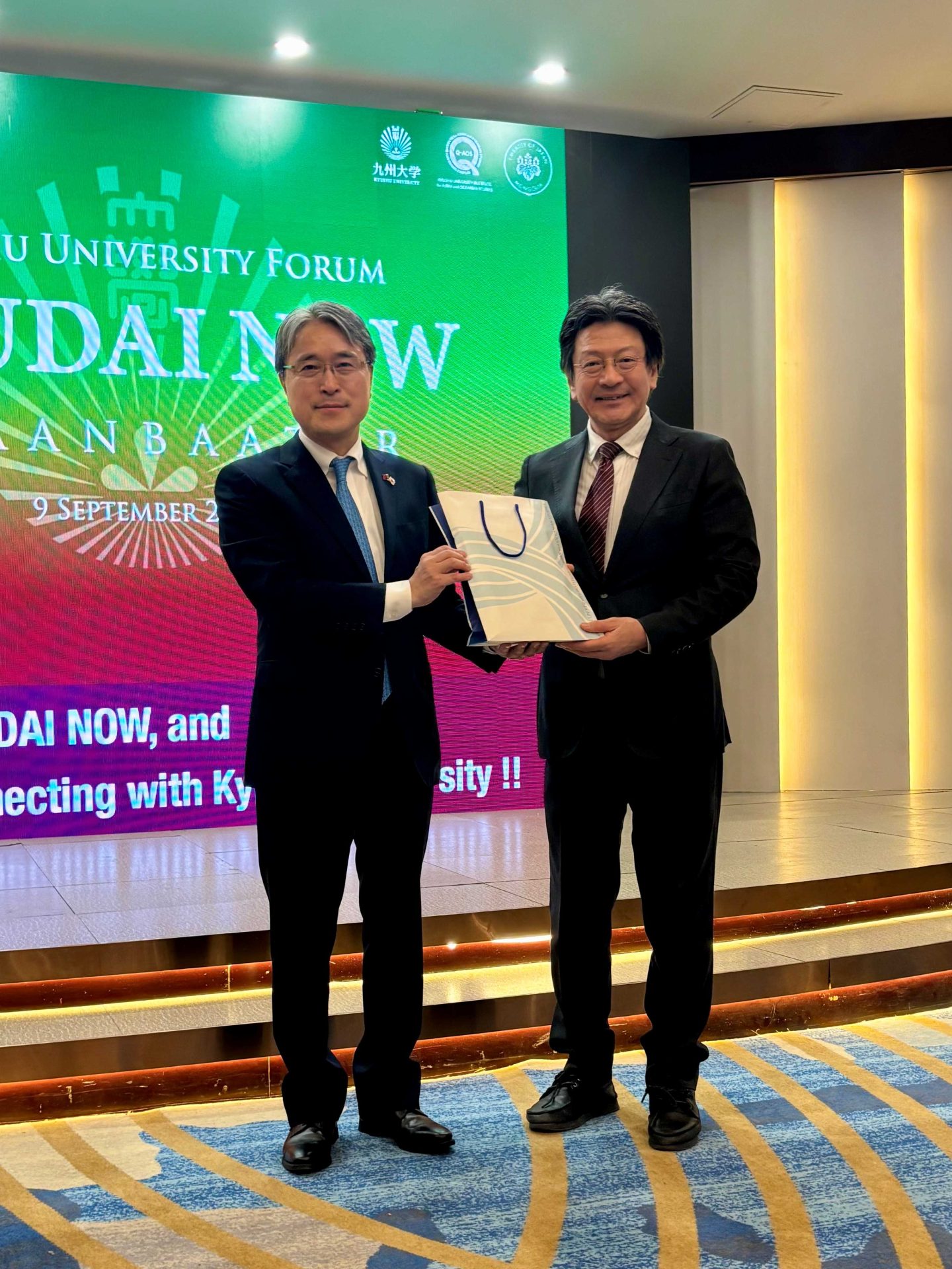 井川原大使への記念品贈呈