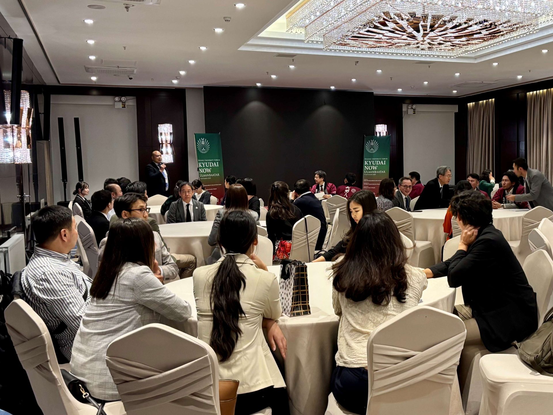 懇親会場での交流