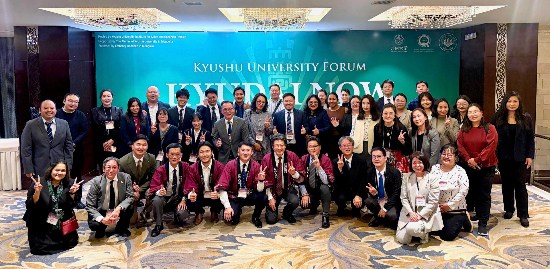 懇親会場での交流（集合写真）