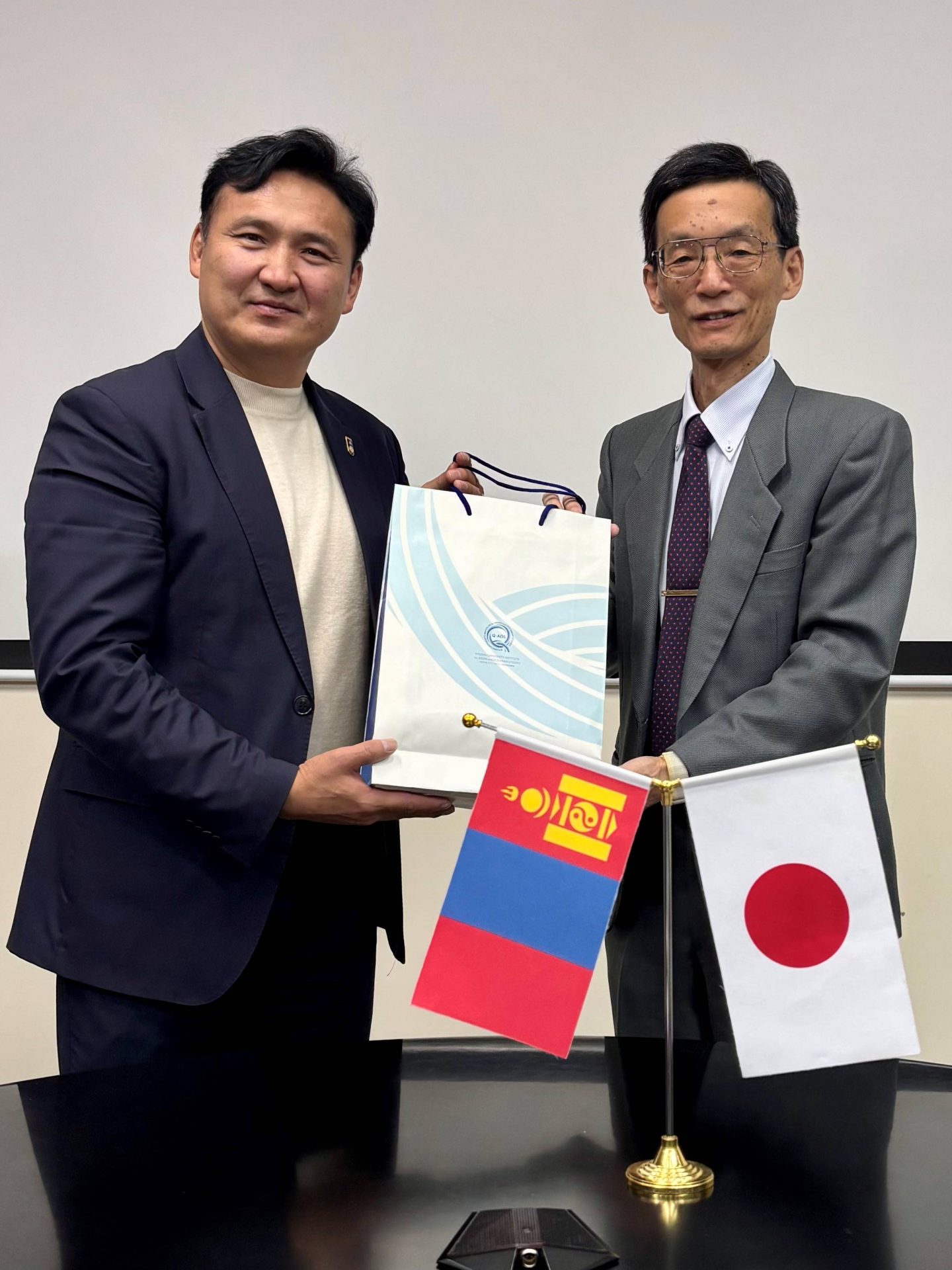 モンゴル科学技術大学にてバドマーニャンブー・ランジル副学長と