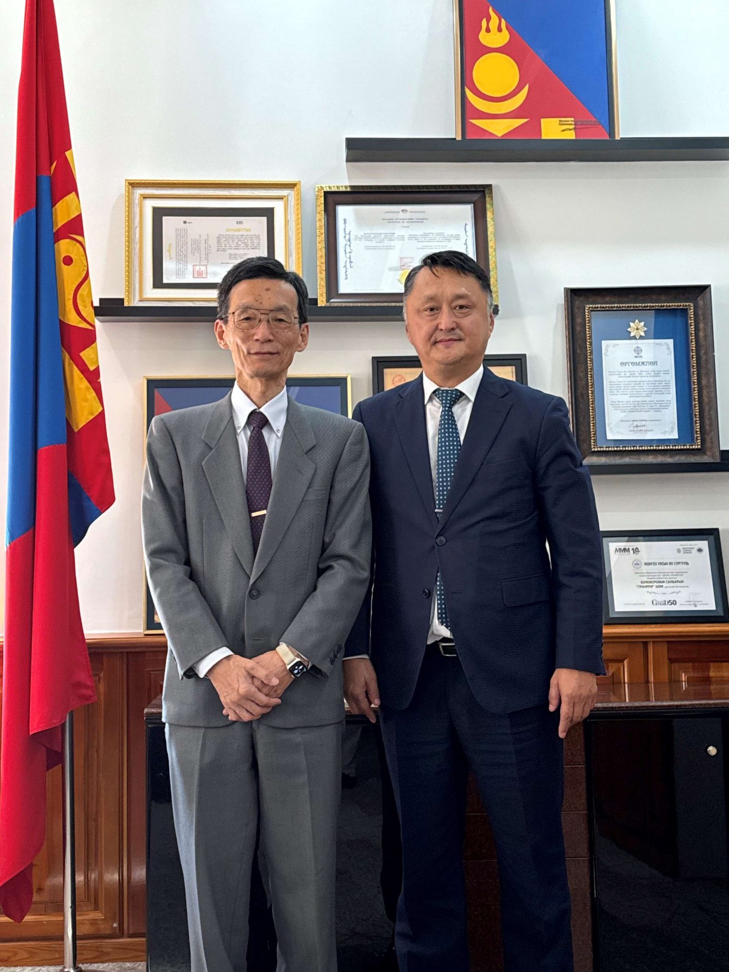 モンゴル国立大学にてオチルフヤグ・ビャンジャルガル総長と
