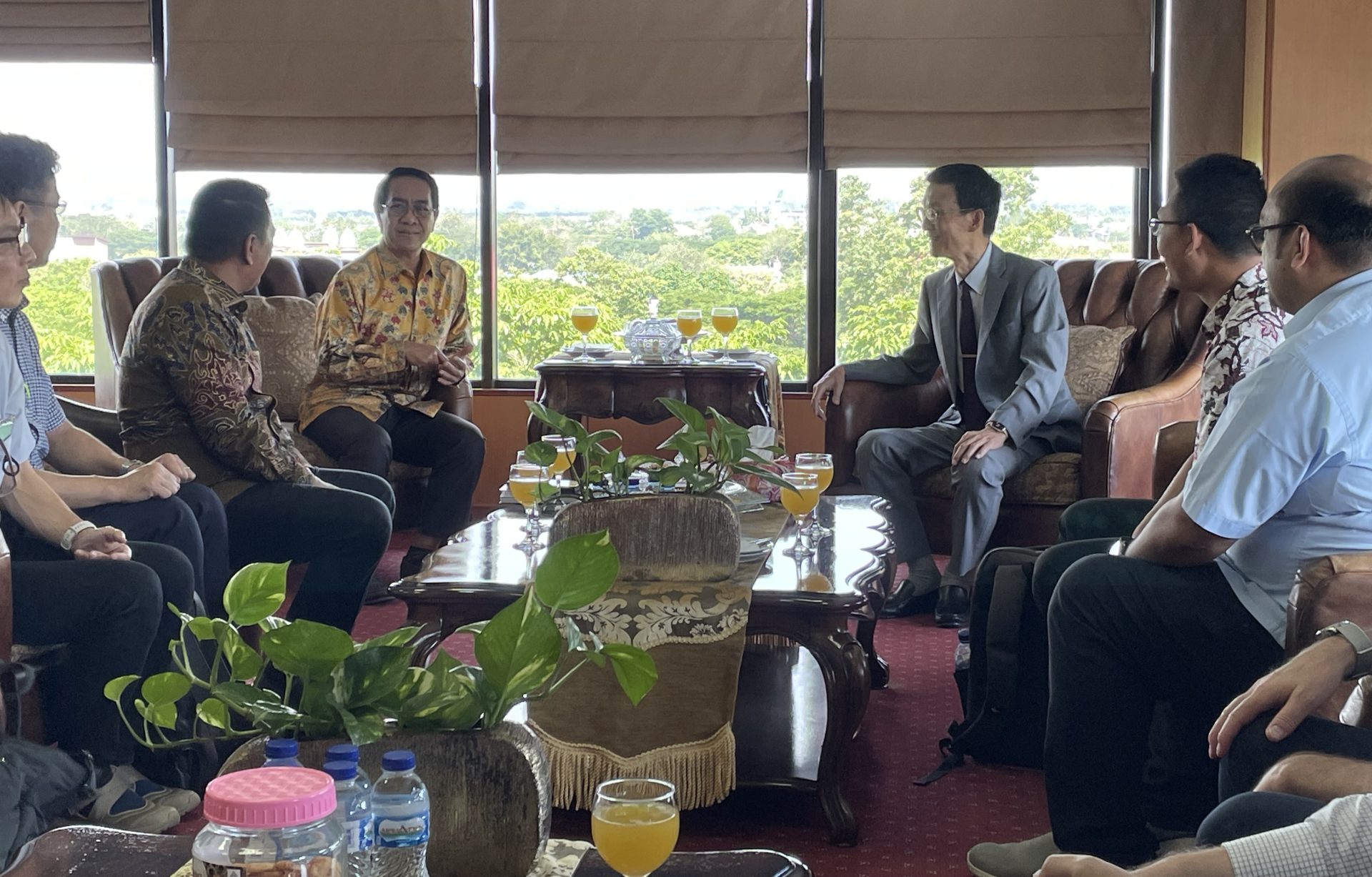 UNHAS学長への表敬訪問 – 2025年9月16日 UNHAS学長・ジャマルディン・ジョンパ教授（中央左）、九州大学副理事・清水周次教授（中央右）、パートナーシップ・イノベーション・起業家精神・ビジネス担当副学長・アディ・マウラナ教授（左から2番目）