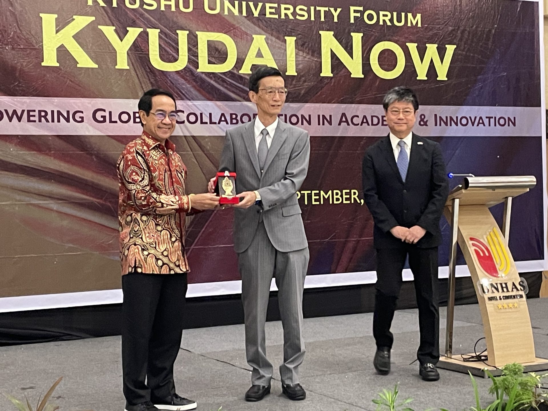 ジョンパ学長（左）、清水副理事（中央）、大橋総領事（右）による開会の辞