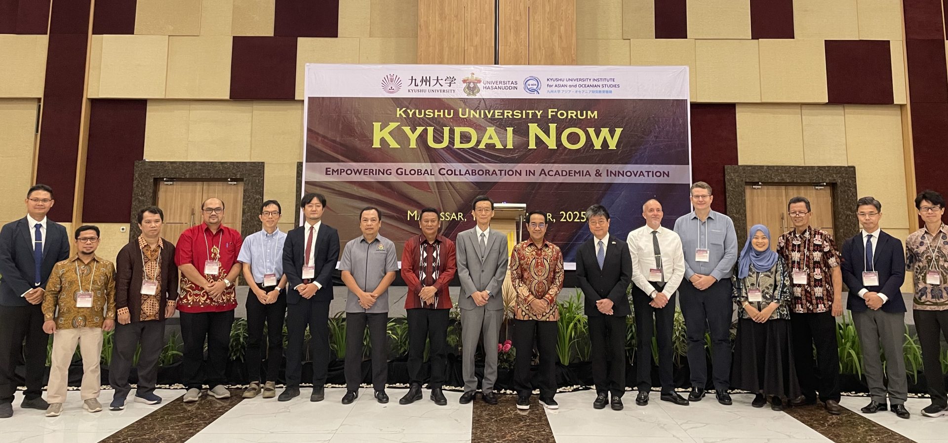 UNHASと九州大学からの発表者： 左から: グデ・パンデ・ウィスヌ・スヤンタラ准教授、ルクマヌル・ハキム・アルマ教授、アーミン・ローウィ教授、アンダン・スリヤナ・ソーマ教授、水野秀明教授、佐藤辰朗准教授、イブラヒム・ジャマルディン教授。ジェラルド・バスティアン・レミン教授、スコット・ローワン博士、鈴木篤准教授、横田文彦准教授