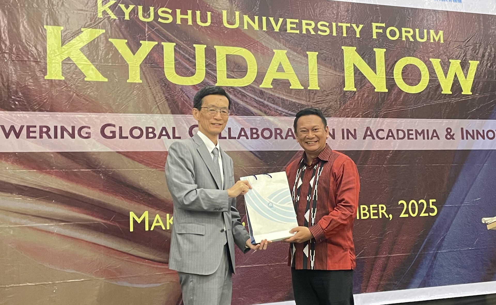 パートナーシップ、イノベーション、起業家精神、ビジネス担当副学長・アディ・マウラナ教授による閉会の辞（右）